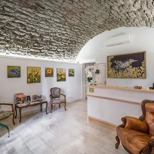 Queen House Bosa